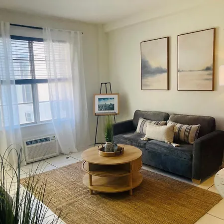 Spacious 1 Bedroom Apartment Next To The Beach!